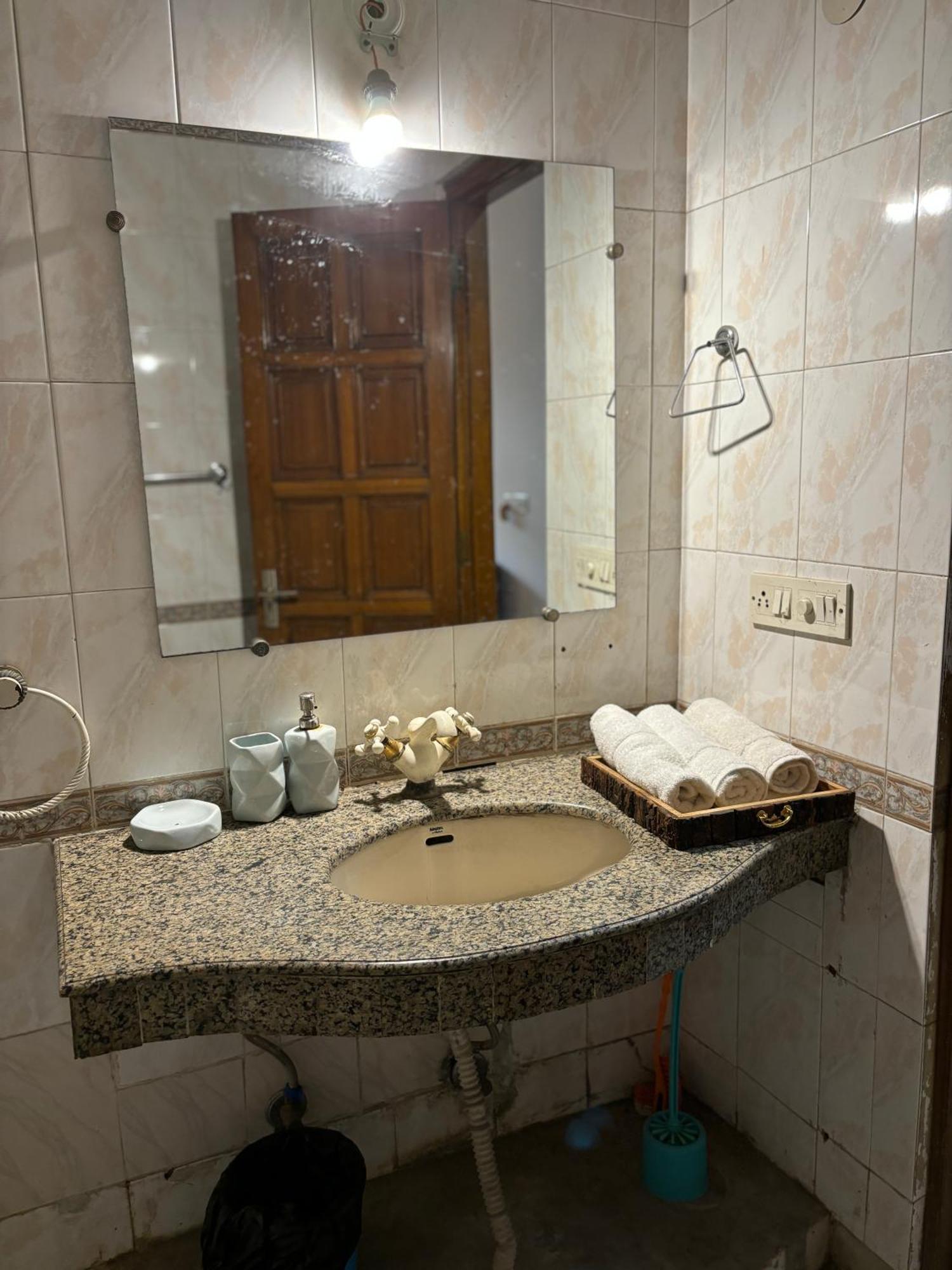 Atharva'S Homestay By Goaround Homes - Nehru Enclave Metro, South Delhi New Delhi Exterior photo