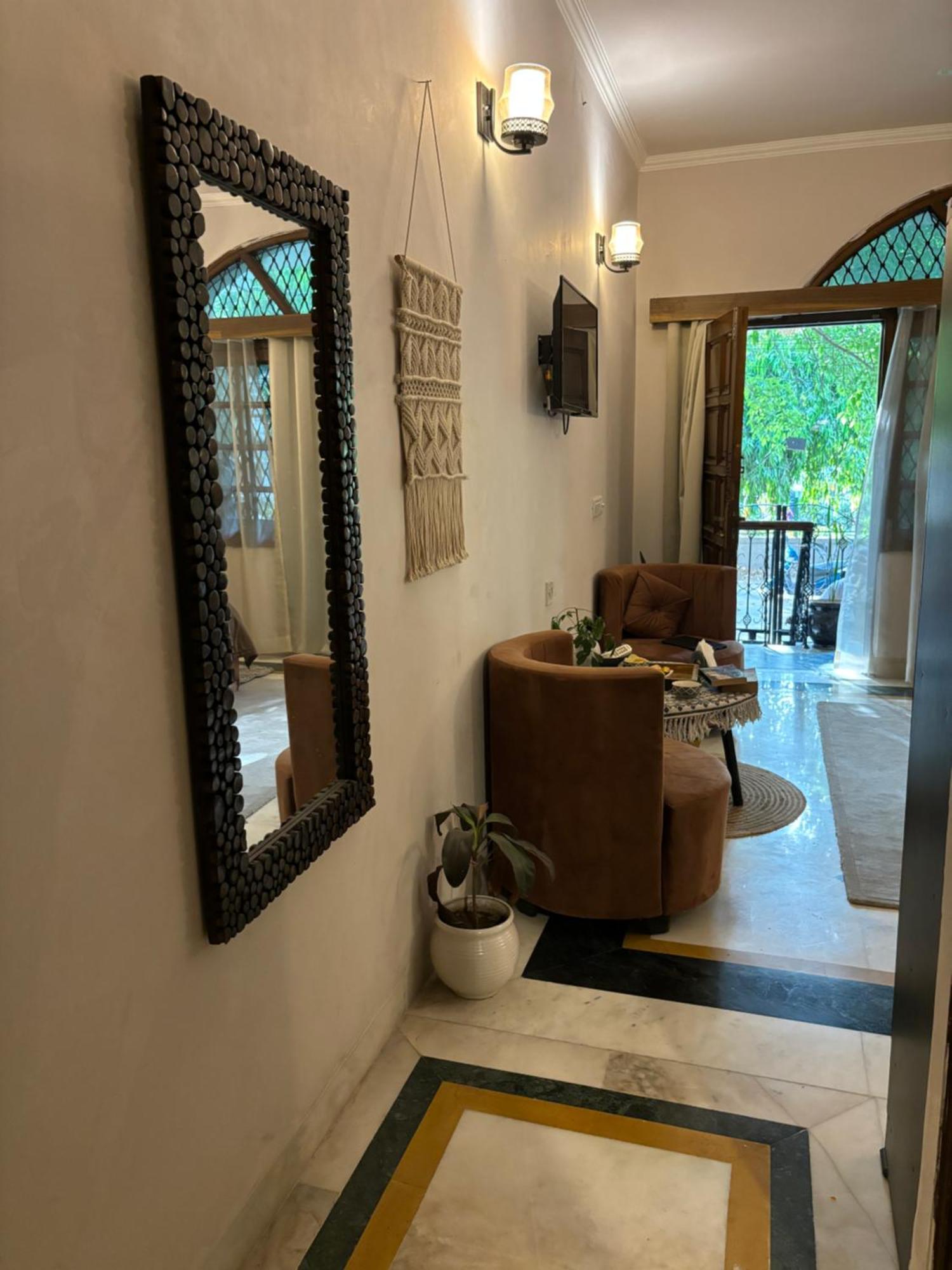 Atharva'S Homestay By Goaround Homes - Nehru Enclave Metro, South Delhi New Delhi Exterior photo
